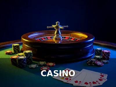 Bầu không khí sòng casino trực tuyến sôi động với các dealer xinh đẹp đang chia bài baccarat và roulette